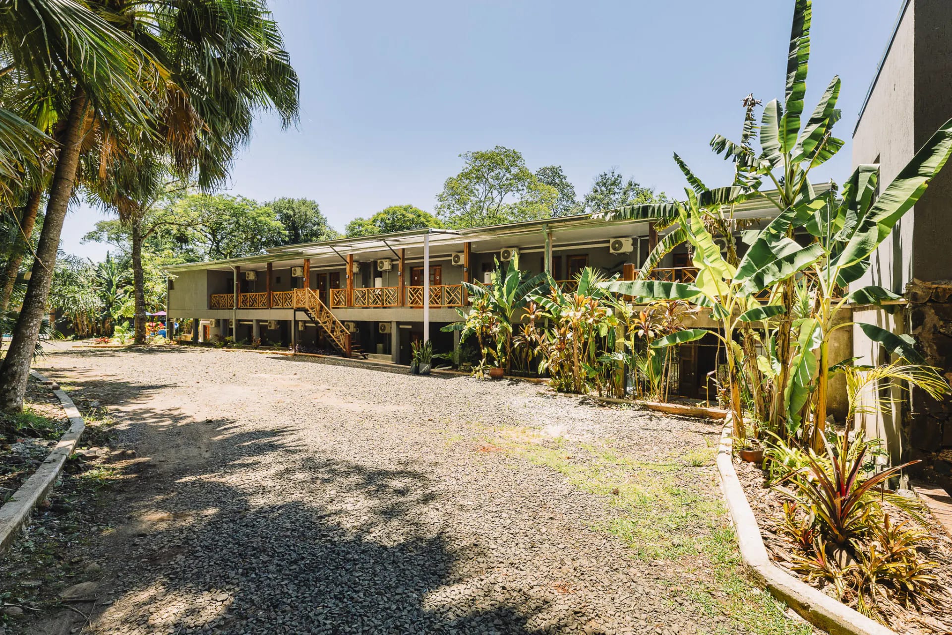 Exterior del hotel de Complejo Ysyry rodeado de naturaleza