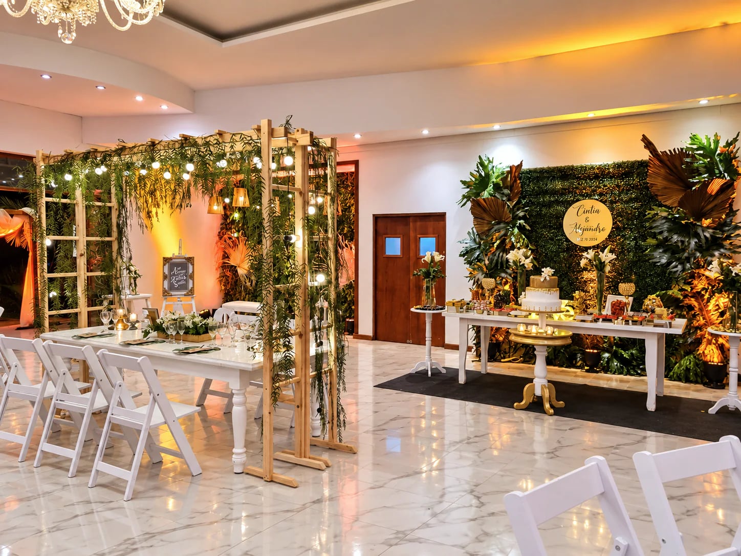 Ambientación de evento dentro del salón remodelado con piso blanco