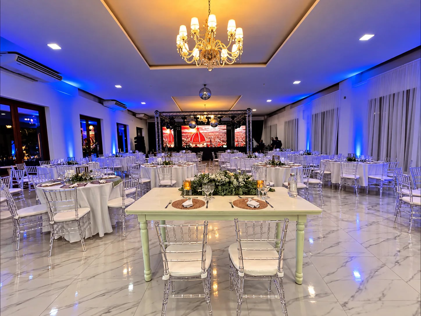 Vista amplia del salón remodelado de Complejo Ysyry