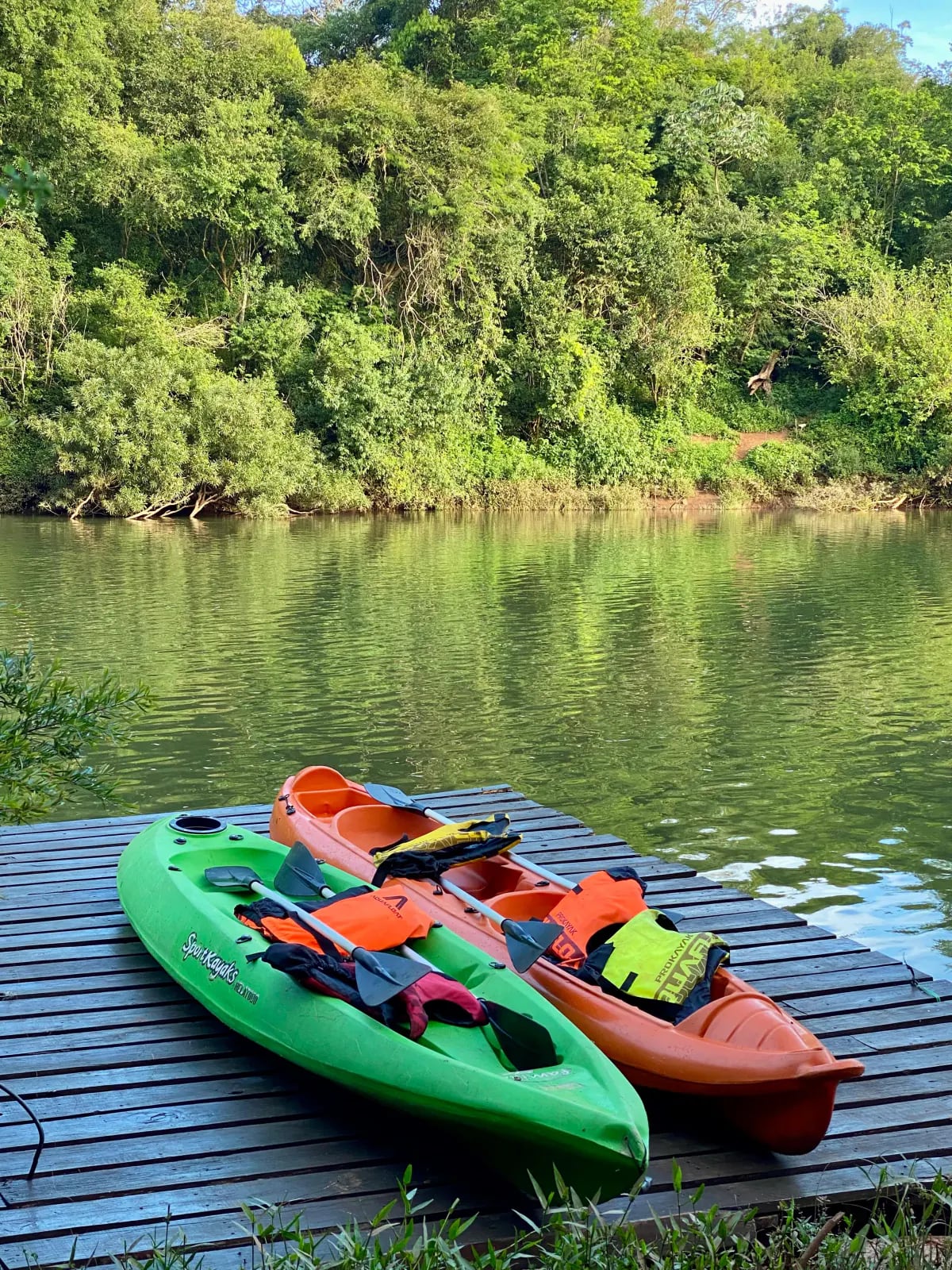 Kayaks disponibles junto al arroyo en Complejo Ysyry