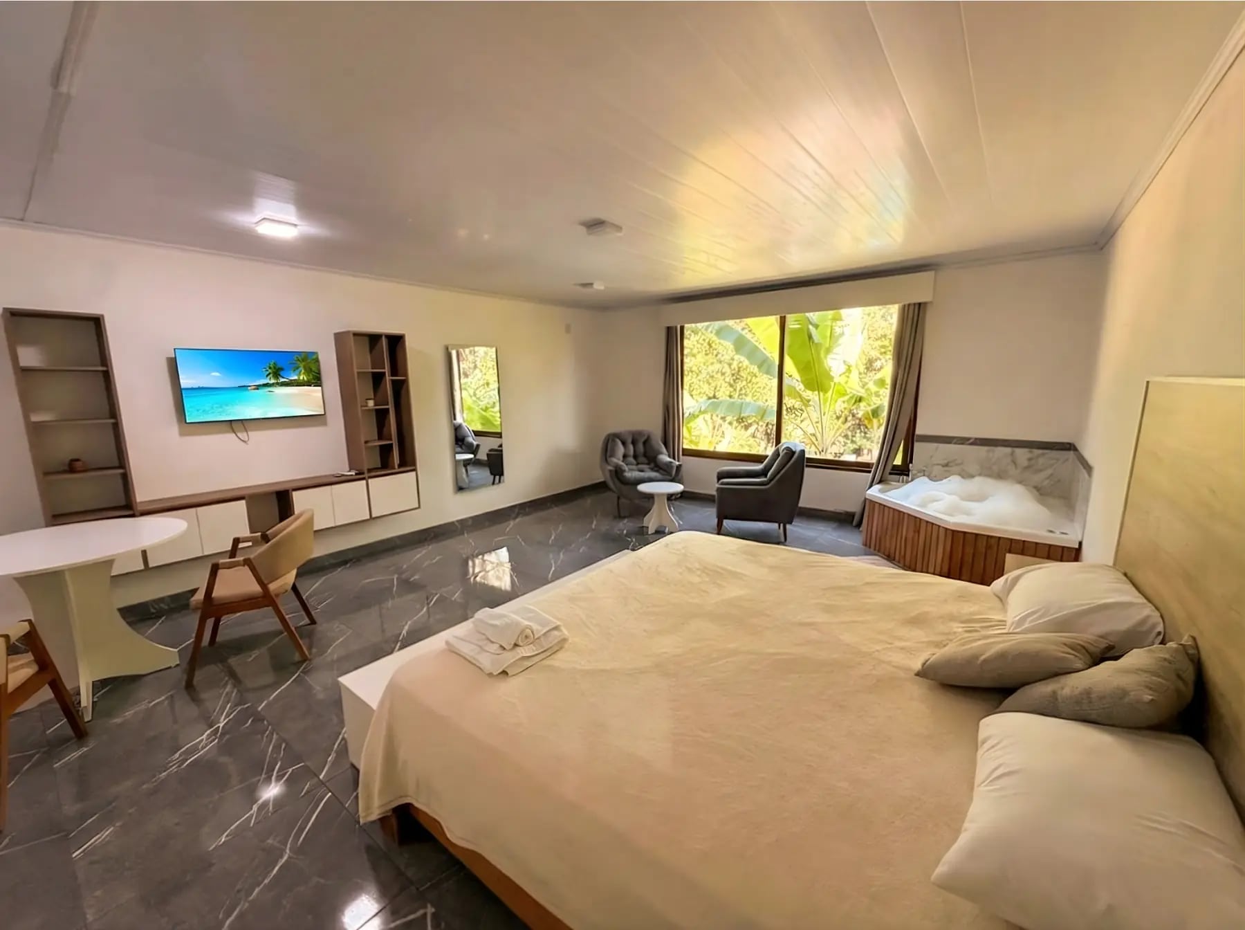Vista amplia de la Suite con hidromasaje de Complejo Ysyry