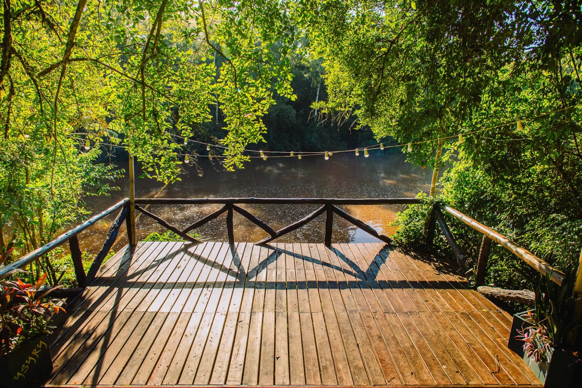 Mirador de madera hacia el arroyo en Complejo Ysyry