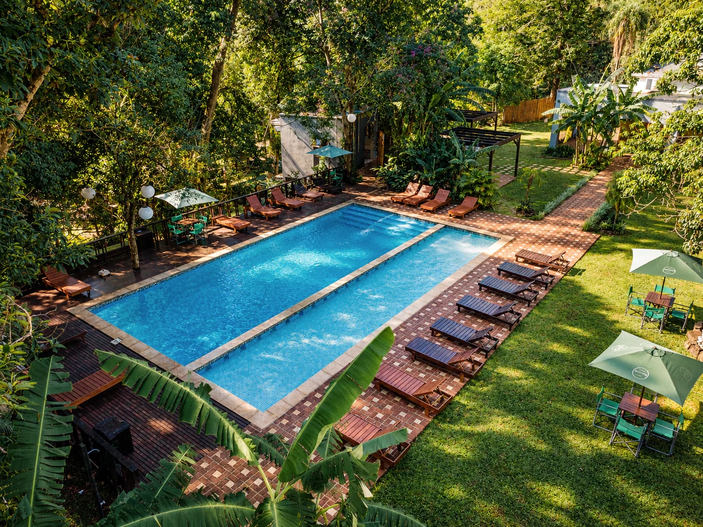 Piscina y toboganes acuáticos del balneario de Complejo Ysyry